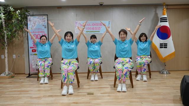 서울 노원구의 시니어 전용 유튜브 채널 ‘100세 청춘‘의 건강체조 모습. 노원구청 제공