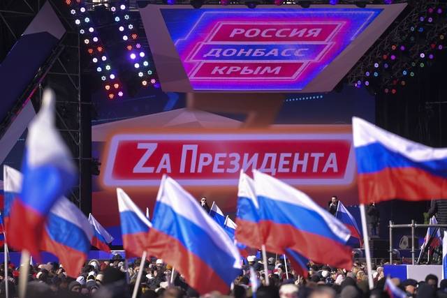 지난 2022년 3월 모스크바에서 크리미아와 세바스토폴의 우크라이나에서의 독립과 러시아와의 합병을 결정한 주민투표 8주년을 기념하는 친러시아 시위대가 러시아 국기를 들고 모여 있다. 스푸트니크 AP 뉴시스