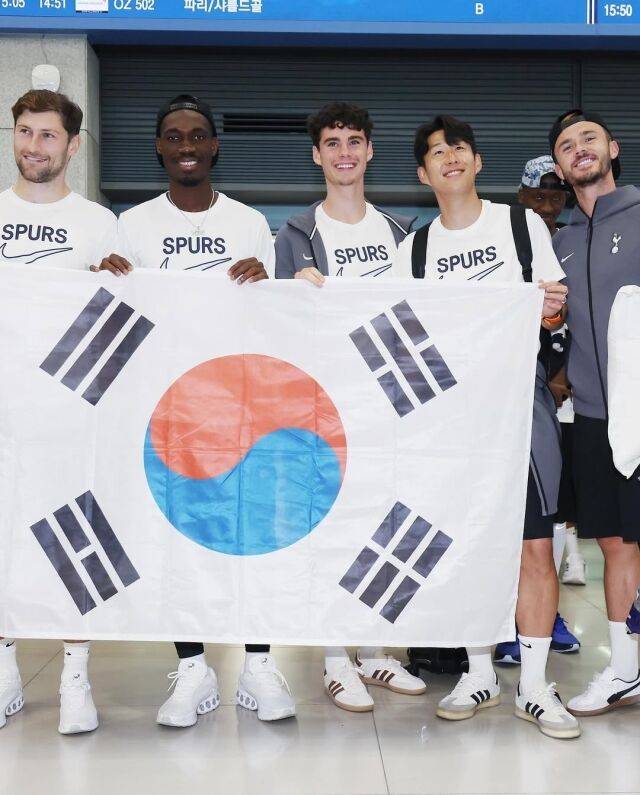 토트넘 아치 그레이. 지난 해 한국방문 당시 손흥민과 함께 태극기를 들고 입국 눈길을 끌었다.