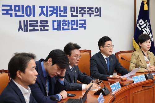 민주당 최고위원회의 민주당 최고위원회의 (서울=연합뉴스) 박동주 기자 = 더불어민주당 박찬대 당대표 직무대행 겸 원내대표가 25일 서울 여의도 국회에서 열린 최고위원회의에서 발언하고 있다. 2025.4.25 pdj6635@yna.co.kr (끝) <저작권자(c) 연합뉴스, 무단 전재-재배포, AI 학습 및 활용 금지>