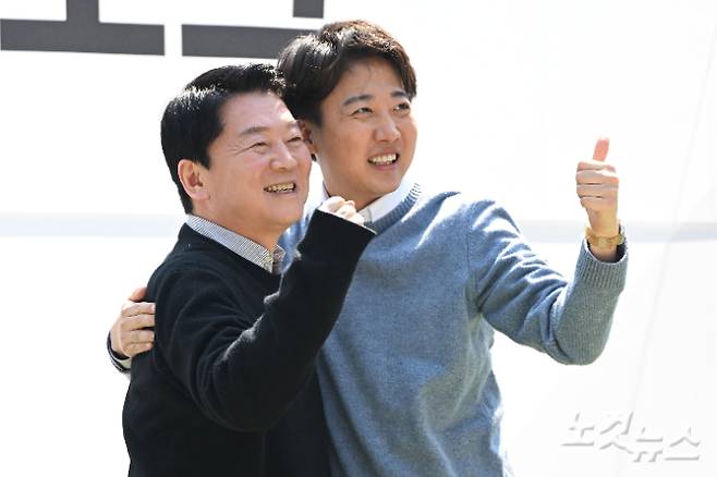 안철수 국민의힘 대선 경선 후보와 이준석 개혁신당 대선 후보가 25일 오후 경기 성남시 판교역에서 열린 '미래를 여는 단비토크-AI 기술패권시대 대한민국 미래를 말다다'에 앞서 기념촬영을 하고 있다. 류영주 기자