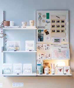 가좌점 1층에서는 각종 원두와 MD를 비롯해 지역 작가의 작품, 지역 매거진 등을 판매하는 공간을 만날 수 있다.