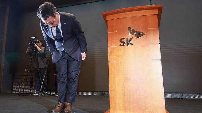 유영상 SK텔레콤 대표이사가 25일 서울 중구 SKT타워에서 SK텔레콤 이용자 유심(USIM) 정보가 해커 공격으로 유출된 것과 관련해 고개 숙여 사과하고 있다.