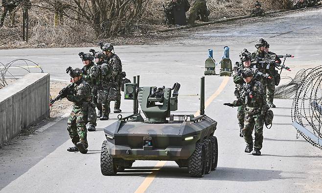 육군 장병들이 무인수색차량과 함께 교량을 건너고 있다. 육군 제공