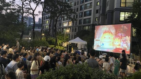 지난해 8월 열린 서울 동대문구의 ‘행복한 불끄기 마을영화제’에서 주민들이 영화를 감상하고 있다. 동대문구 제공