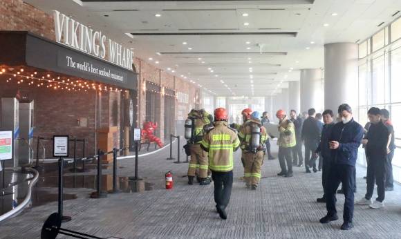 코엑스 식당가에서 화재 - 25일 서울 강남구 코엑스에서 불이 나 소방관이 화재진압을 하고 있다. 뉴시스