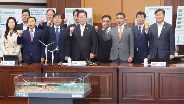 이재명 더불어민주당 대선 경선 후보가 24일 새만금33센터에서 재생에너지 간담회를 마친 후 기념촬영하고 있다. 연합뉴스