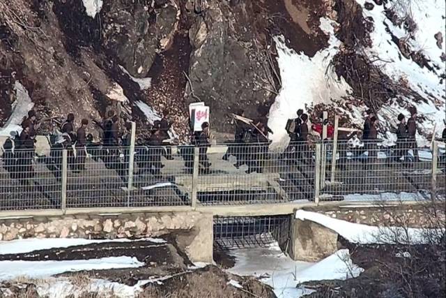 합참이 지난달 27일 공개한 북한군들의 서부전선 감시초소(GP) 일대 이동 모습. 감사원 감사에 따르면 문재인 정부 시절인 2018년 12월 우리 군 당국은 북한이 비무장지대 내 GP에 핵심 시설물을 남겨놓았음을 알고도 현장의 시설이 파괴되고 장비·인원이 철수된 것으로 검증 결과를 조작했다. 사진 제공=합참