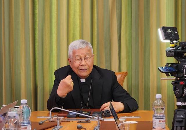 유흥식 추기경이 24일(현지 시간) 교황청 성직자부 청사에서 한국 취재진과 인터뷰를 하고 있다. 바티칸=연합뉴스