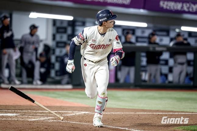 롯데 윤동희가 24일 부산 한화전 4회말 류현진을 상대로 홈런을 때려내고 있다. /사진=롯데 자이언츠 제공