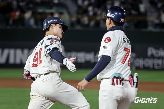 롯데 윤동희(왼쪽)가 24일 부산 한화전 4회말 류현진을 상대로 홈런을 때려내고 있다. /사진=롯데 자이언츠 제공