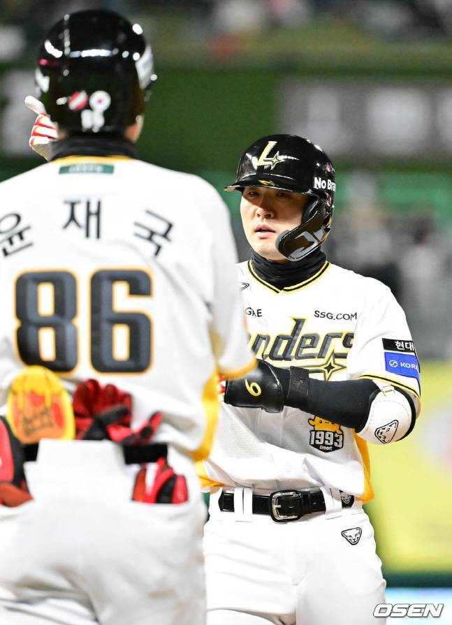 6회말 대타 김성현(오른쪽)이 동점 적시타를 날리고 윤재국 코치와 하이파이브를 하고 있다.