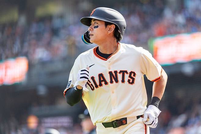 샌프란시스코 외야수 이정후는 25일(한국시간) 오라클파크에서 진행 중인 '2025 메이저리그' 밀워키전에서 3번타자 중견수로 선발 출전했다. 1회초 환상적인 더블 플레이와 1회말 동점 2루타로 공수에서 활력을 불어넣고 있다. 연합뉴스 REUTERS