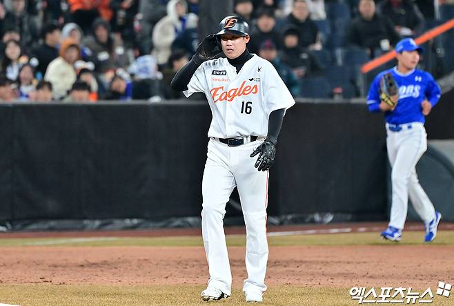 17일 오후 대전 한화생명 볼파크에서 열린 '2025 신한 SOL Bank KBO리그' 삼성 라이온즈와 한화 이글스의 시범경기, 4회말 1사 2,3루 한화 하주석이 최인호의 우익수 플라이때 태그업을 시도했다가 태그아웃을 당하고 있다. 엑스포츠뉴스DB