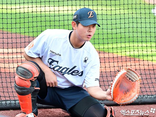 25일 오후 대전 한화생명 볼파크에서 열리는 '2025 신한 SOL Bank KBO리그' KT 위즈와 한화 이글스의 경기, 한화 허인서가 훈련에 임하고 있다. 대전, 김한준 기자