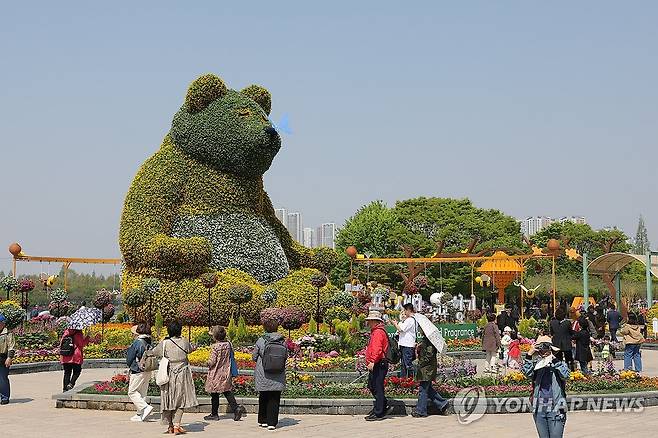 2025 고양국제꽃박람회 개막 (고양=연합뉴스) 임병식 기자 = 25일 오전 경기도 고양시 일산호수공원에서 개막한 2025 고양국제꽃박람회에서 방문객들이 황금빛 판다 대형 조형물 앞에서 사진을 찍고 있다. 2025.4.25 andphotodo@yna.co.kr