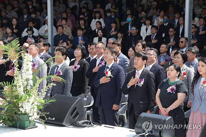 2025 고양국제꽃박람회 개막 (고양=연합뉴스) 임병식 기자 = 25일 오전 경기도 고양시 일산호수공원에서 열린 2025 고양국제꽃박람회 개막식에서 참석 내빈들이 국민의례하고 있다. 2025.4.25 andphotodo@yna.co.kr