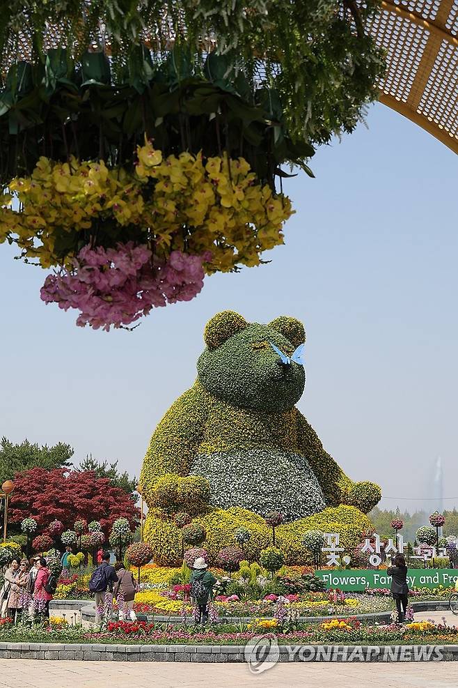 2025 고양국제꽃박람회 개막 (고양=연합뉴스) 임병식 기자 = 25일 오전 경기도 고양시 일산호수공원에서 개막한 2025 고양국제꽃박람회에서 방문객들이 황금빛 판다 대형 조형물 앞에서 사진을 찍고 있다. 2025.4.25 andphotodo@yna.co.kr