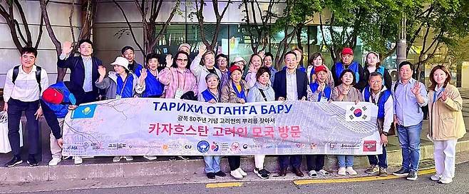 ▲ 변철환 재외동포청 차장은 24일 서울 동대문 인근 식당에서 모국을 처음 방문한 카자흐스탄 고려인 동포들과 만찬 간담회 마친 뒤 기념촬영을 하고 있다. /사진=재외동포청