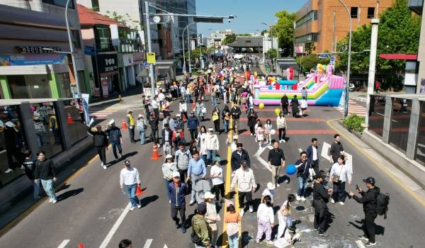 26일 제주시 원도심 탑동∼서문로터리∼관덕정∼탐라문화광장 3.5㎞ 구간에서 '차 없는 거리 걷기' 행사가 열렸다.