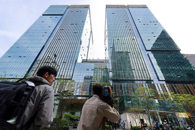 검찰이 유상증자 과정에서 부정거래를 한 혐의를 받는 고려아연에 대해 압수수색에 나선 23일 서울 종로구 고려아연 본사를 영상기자가 취재하고 있다. (사진= 연합뉴스)