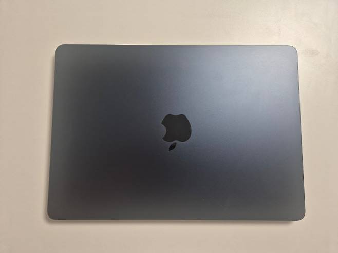 M4 맥북에어 13인치 미드나이트 색상 모델(사진=임유경 기자)