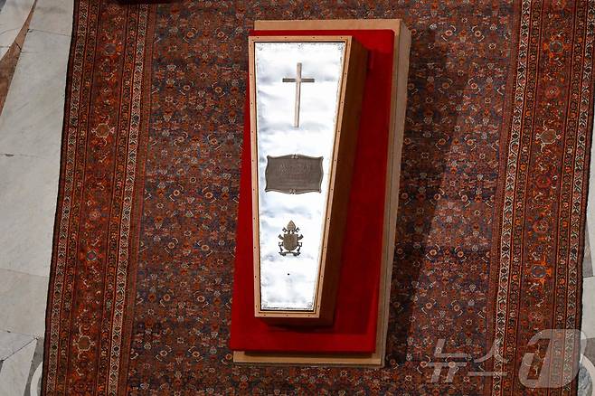 25일(현지시간) 일반 조문을 마치고 봉인되는 프란치스코 교황의 관. 2025.04.25 ⓒ AFP=뉴스1 ⓒ News1 이지예 객원기자