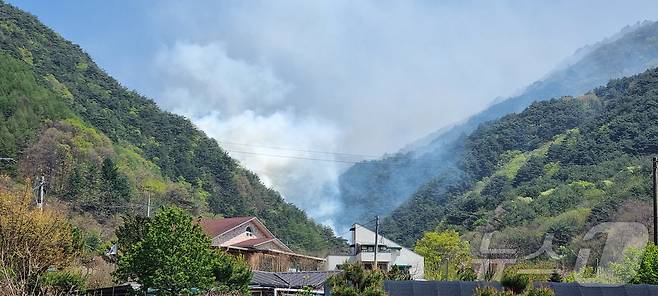 26일 강원도 인제군 상남면 야산에서 산불이 발생해 연기가 나고 있다. 산림청에 따르면 강원 인제군 상남면 하남리 일대 야산에서 발생한 산불이 확대되고 있다. (산림청 제공, 재판매 및 DB 금지) 2025.4.26/뉴스1