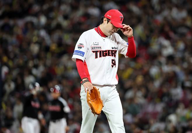 KIA 선발 양현종이 25일 광주-기아 챔피언스 필드에서 열린 2025 KBO리그 LG전에서 6회초 무사 만루에서 강판되고 있다. 사진 | 광주=연합뉴스