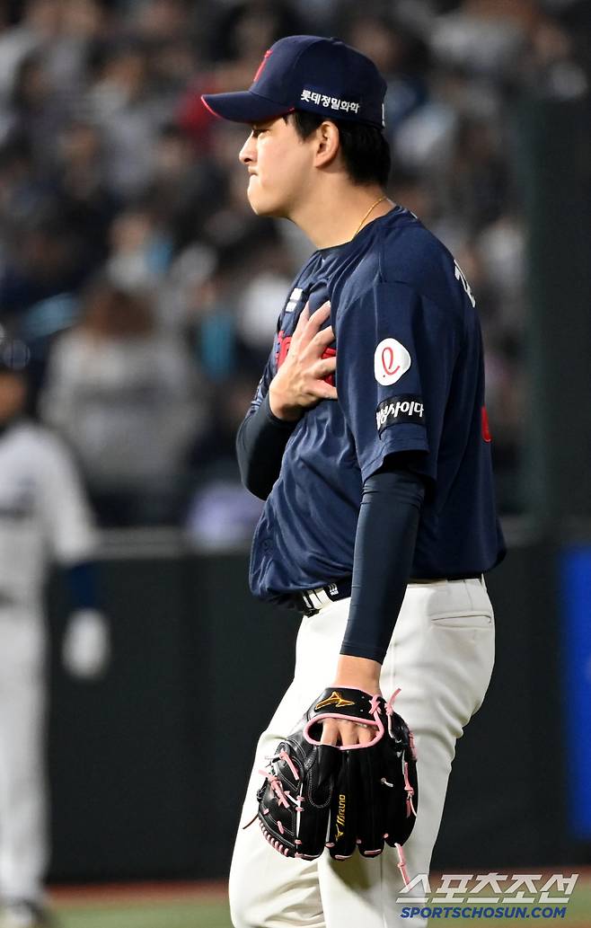 11일 부산 사직구장에서 열린 롯데와 NC의 경기, 롯데 가 7대5로 승리했다. 경기 종료 후 기뻐하는 김원중의 모습. 부산=허상욱 기자wook@sportschosun.com/2025.04.11/