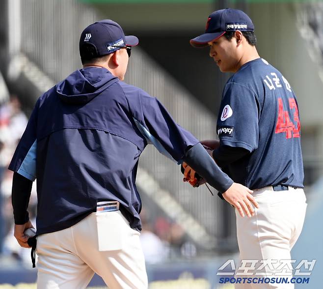 26일 잠실야구장에서 열린 롯데와 두산의 경기, 5회말 롯데 나균안이 마운드를 내려가고 있다. 잠실=허상욱 기자wook@sportschosun.com/2025.04.26/