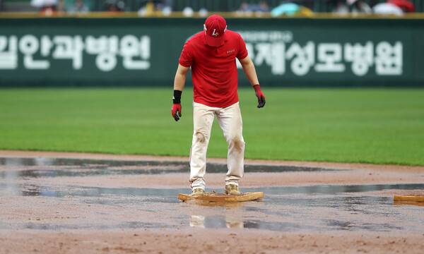 그라운드를 정비하는 과정. ⓒSSG랜더스