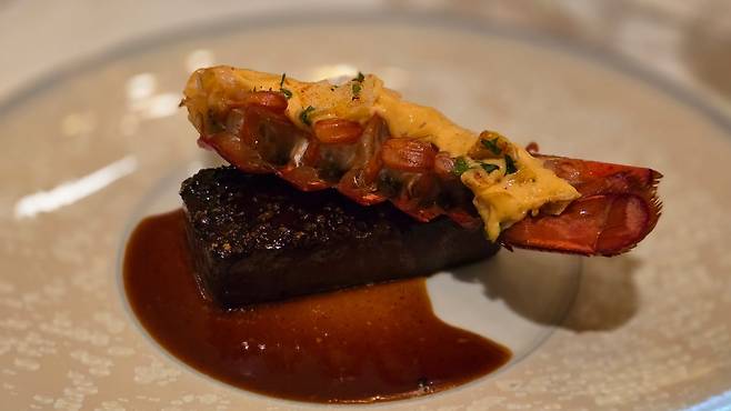 서프 앤 터프, 랍스터와 최고급 한우 밀푀유, 쇼롱 소스와 구운 참깨 오일. /시그니엘 스테이 서울