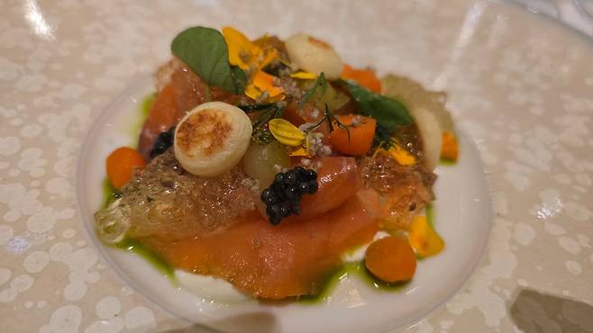 스모키한 향의 뫼르소 젤리와 피클, 컨디먼트를 곁들인 훈제 연어 /시그니엘 스테이 서울