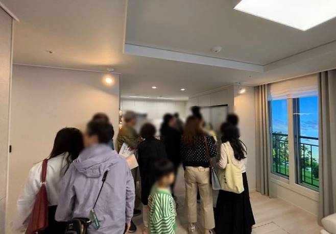 견본주택 내부를 둘러보는 사전청약 당첨자들. 교산 푸르지오 더 퍼스트는 LH와 대우건설 컨소시엄이 공동으로 짓는 민간참여 공공주택 사업으로 지하 2층~지상 29층, 10개동 규모로 전용 51~59㎡, 총 1115가구 규모 대단지로 지어진다.ⓒ데일리안 임정희 기자