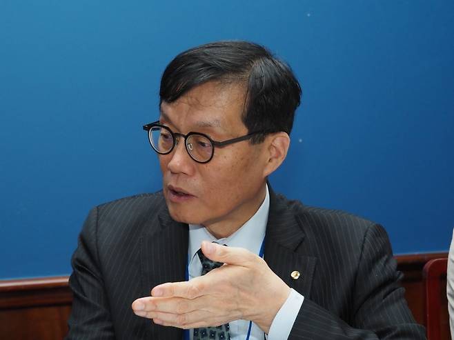 이창용 한국은행 총재가 25일(현지시간) 미국 워싱턴DC 인근에서 한국 기자들과 만나 도널드 트럼프 미국 대통령의 상호관세로 인한 불확실성에 대해 언급하고 있다.(워싱턴특파원단 사진제공). 뉴스1