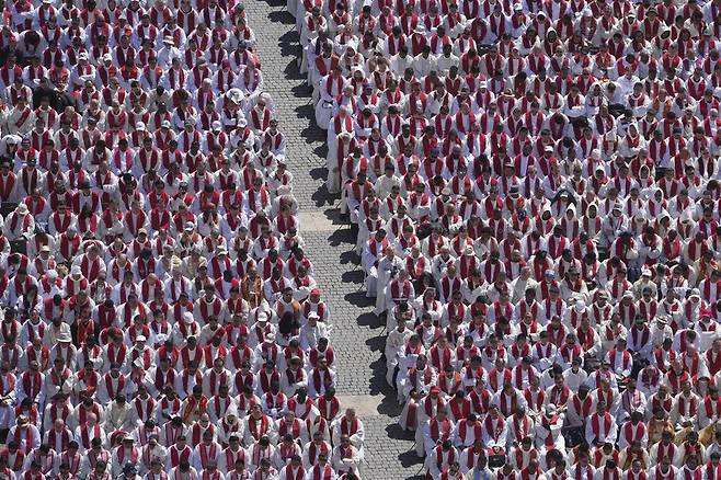 프란치스코 교황의 장례미사가 집전된 26일(현지시간) 성베드로 대성당 광장에서 장례미사에 참석한 가톨릭 사제들이 기도하고 있다. AP 뉴시스