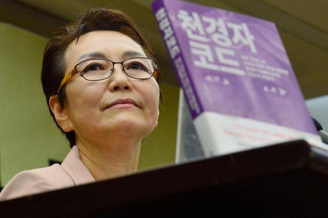 천경자 화백의 차녀 김정희씨가 2017년 7월 20일 서울 중구 한국프레스센터에서 천 화백의 '미인도' 위작 여부를 분석한 책 '천경자 코드' 출간 기자회견을 열고 취재진 질문을 듣고 있다. 뉴시스