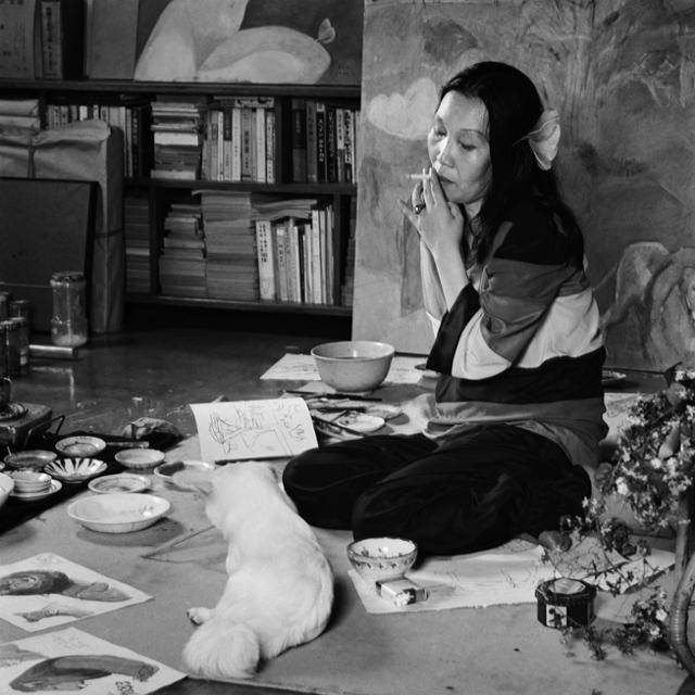 문선호 작가가 1975년 천경자 화백의 모습을 담은 사진. 가나문화재단 제공