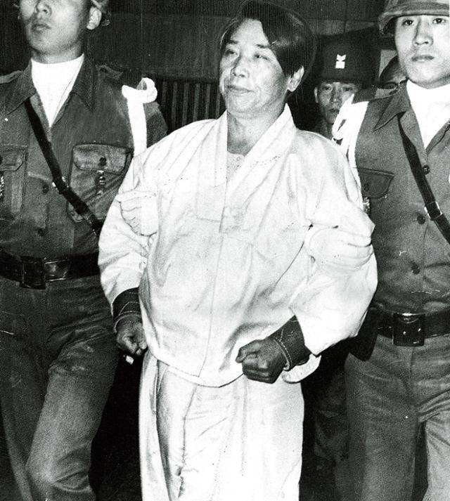 김재규(왼쪽 두 번째) 전 중앙정보부장이 1979년 12월 4일 육본계엄보통군법회의 첫 공판에 출두하고 있다. 한국일보 자료사진