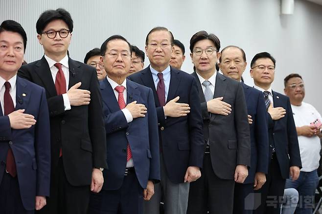 23일 오후 서울 여의도 국민의힘 당사에서 열린 대선 경선 2차 토론회 미디어데이에서 당 지도부와 출마 후보들이 국기에 대한 경례를 하고 있다. (국민의힘)