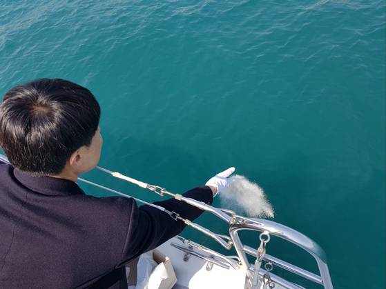 한 유족이 해양장으로 장례를 치르고 있다. 사진 부산바다해양장