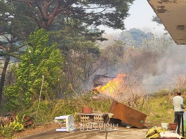 ▲ 26일 오후 1시 11분쯤 인제군 상남면 하남리 인근 야산에서 산불이 발생했다. 이 산불은 오후 4시 40분쯤 기린면 현리 주택 인근까지 번졌다.