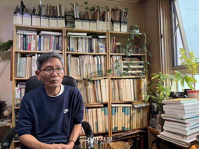 김주완 전 경남도민일보 편집국장이 지난 4월 22일 경남 창원시 마산합포구 자택에서 김장하 선생 취재기 <줬으면 그만이지>에 대해 이야기하고 있다. 이효상 기자