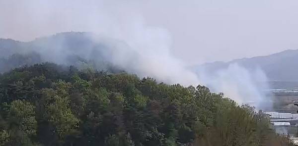 경주시 강동면 다산리 야산에 산불로 인한 연기가 피어오르고 있다. 국토교통부 제공