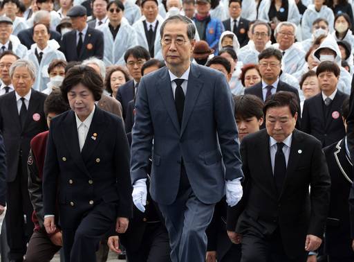 한덕수 대통령 권한대행 국무총리가 지난 19일 서울 강북구 국립 4·19민주묘지에서 열린 제65주년 4·19 혁명 기념식에서 헌화 및 분향을 위해 이동하고 있다. 연합뉴스