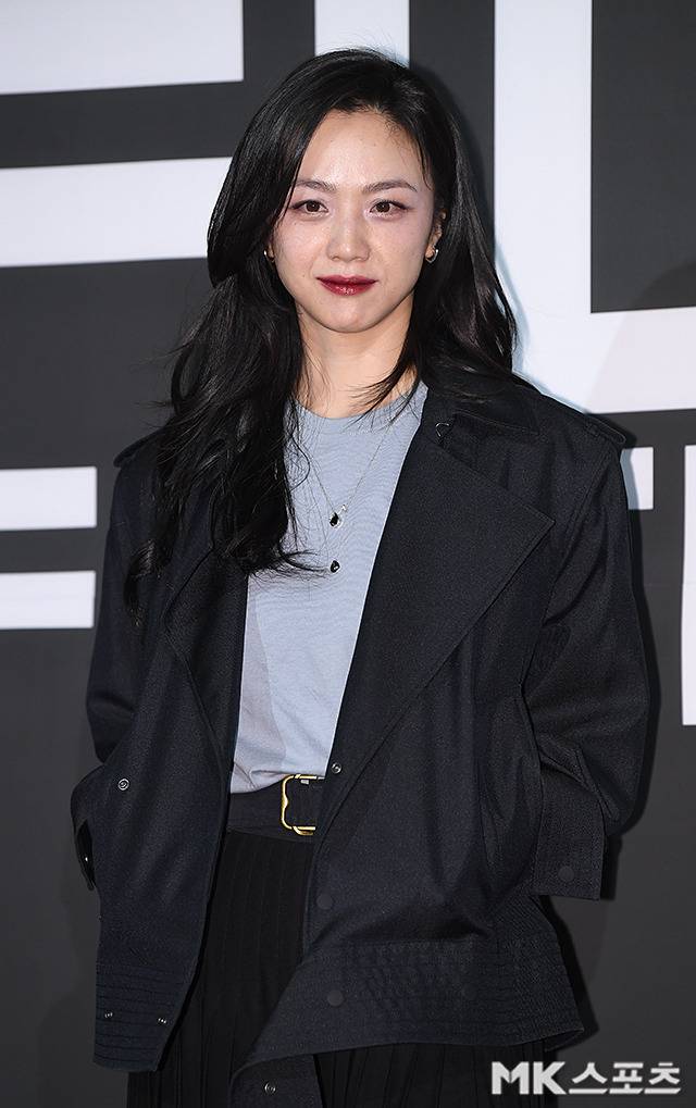 꾸밈없이 자연스러운 듯하면서도 세심하게 계산된 디테일은 현장의 시선을 단숨에 사로잡았고, ‘역시 탕웨이’라는 감탄을 자아냈다. 사진=천정환 기자