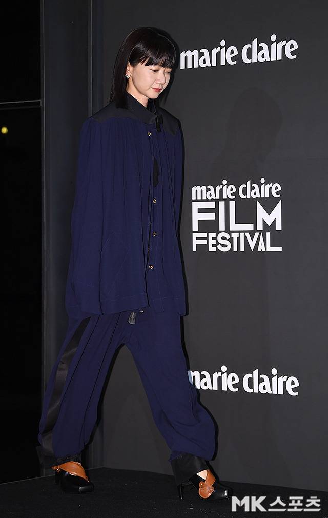 날렵한 브라운 하이힐과 미니멀한 액세서리를 더해 스타일링의 완성도를 높였다. 사진=천정환 기자