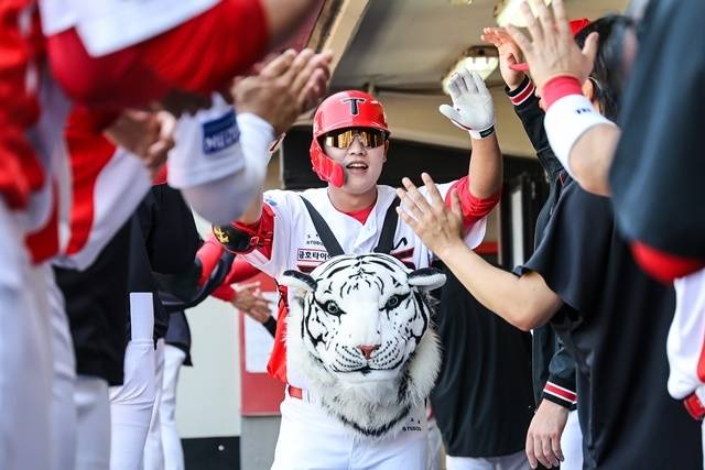 26일 광주 LG전에서 홈런을 친 뒤 동료들과 기뻐하는 오선우. 사진=KIA 제공