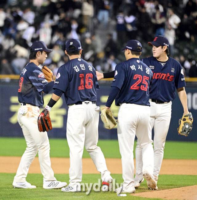 2025년 4월 25일 오후 서울 잠실구장에 진행된 '2025 신한 SOL뱅크 KBO 리그' 롯데 자이언츠와 두산 베어스의 경기.롯데가 8-2로 승리한 뒤 기뻐하고 있다./잠실=유진형 기자